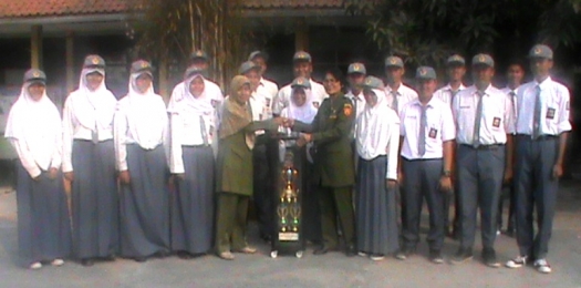 Penyerahan Tropy juara ke-3 LTUB SMA se-Kab.Serang Tahun 2015